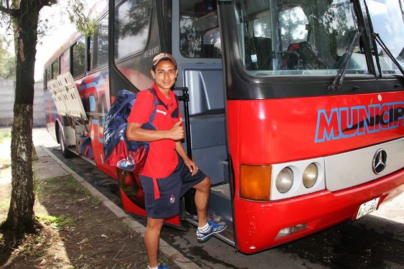 Municipal viaja en su bus privado