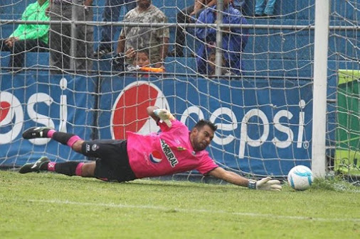 Paulo César Motta y su sudadero rosa