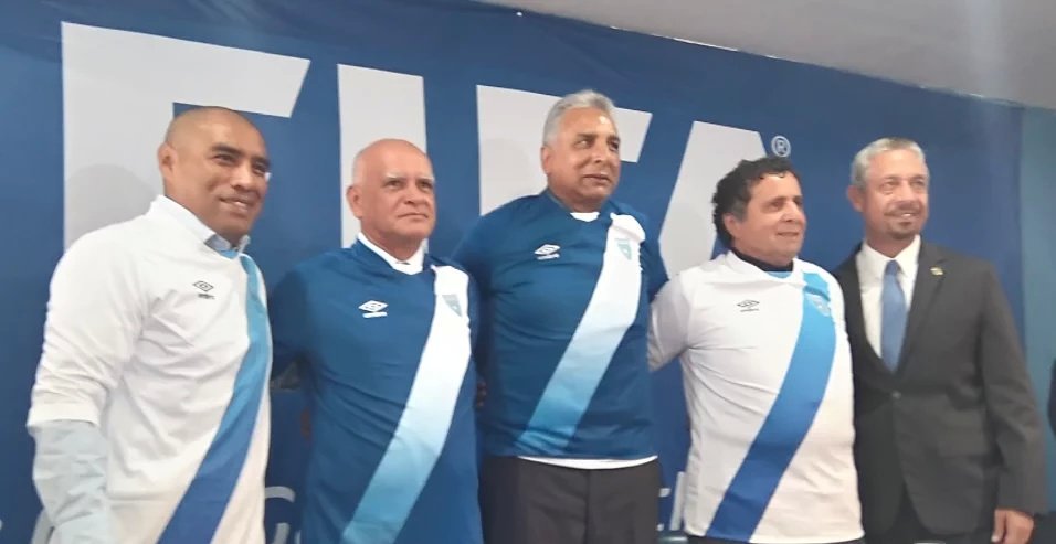 Juan Carlos Plata y el cuerpo técnico de selección