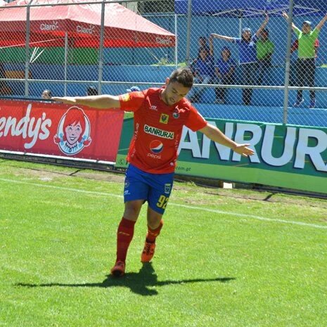 Henry López celebra con el avioncito