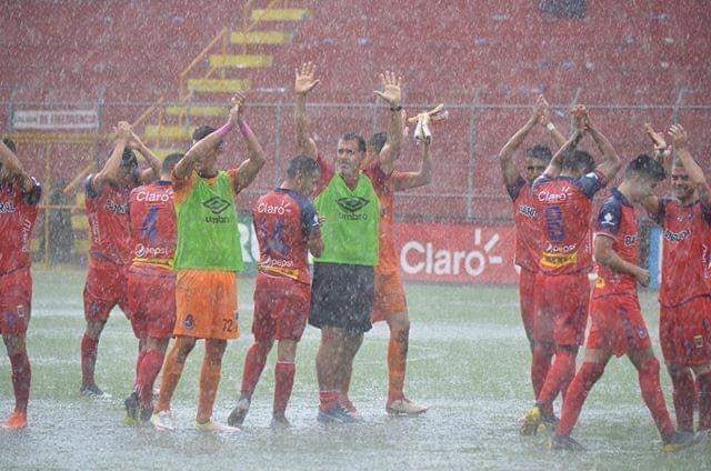 Barril y los jugadores celebran bajo la lluvia, foto de espacio fútbol