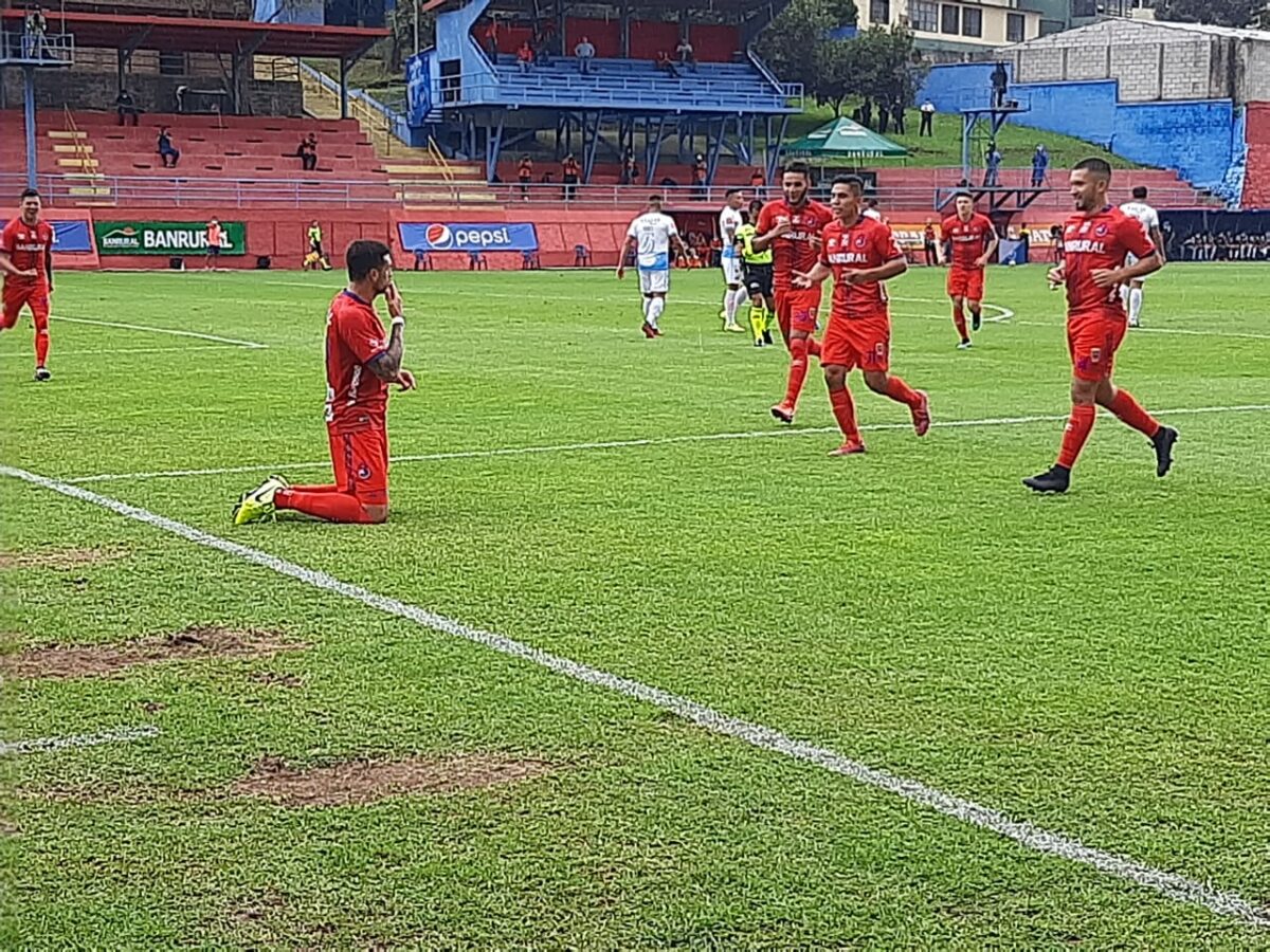 Ramiro Rocca celebrando