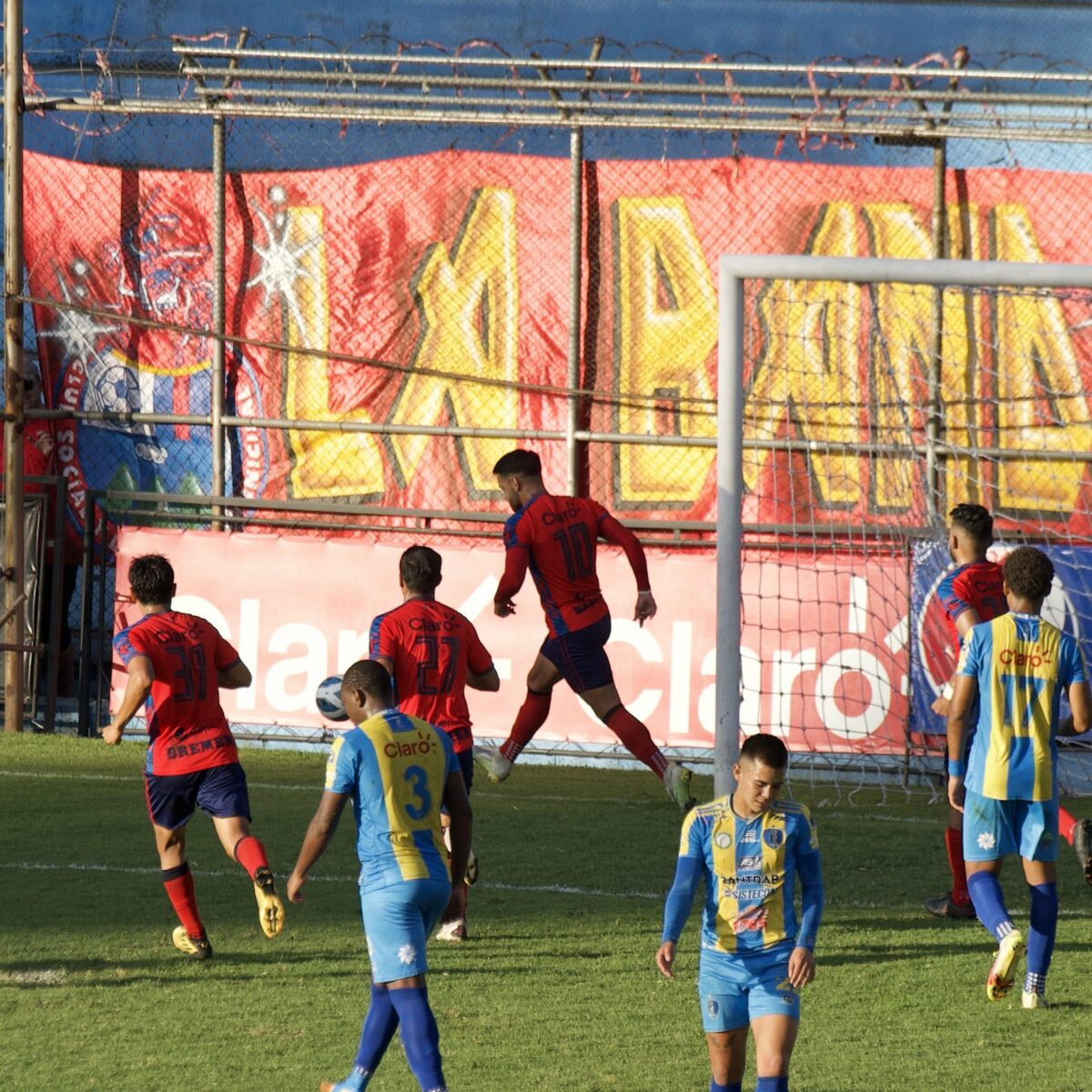 Matías Rotondi festeja anotación de tiro penal ante Santa Lucía Cotzumalguapa