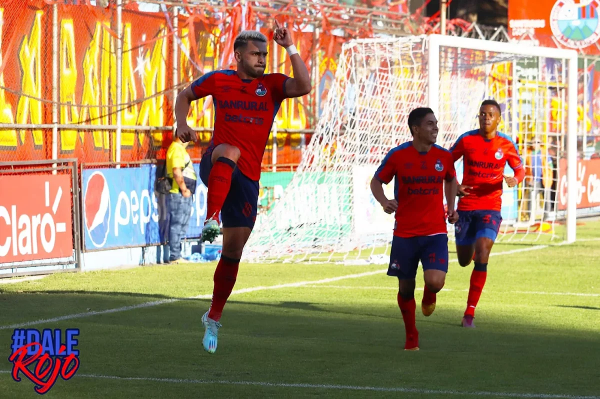 Matías Rotondi celebra el Primer gol