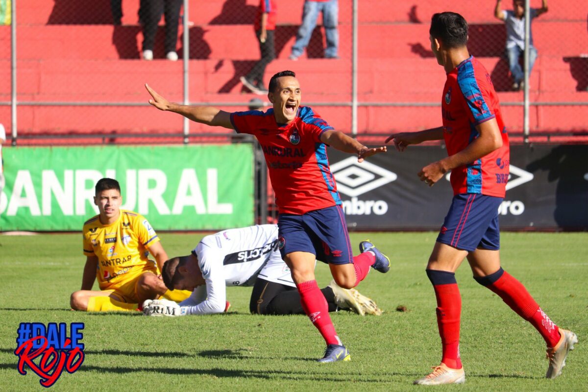 César Archila festeja anotación ante Cobán Imperial