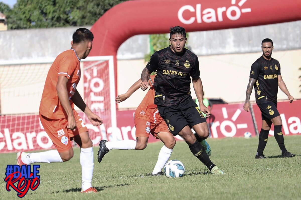 Alejandro Galindo conduce el balón en el Estadio Manuel Ariza