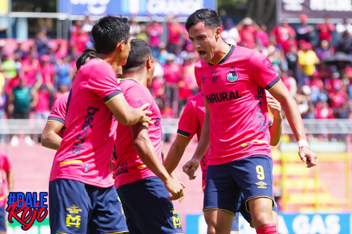 El flaco Martinez celebra su gol ante Mixco