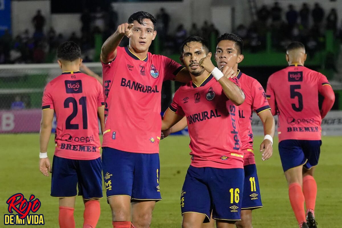 Jose Martinez, Caballo Morales y Jhon Mendez celebran ante Antigua