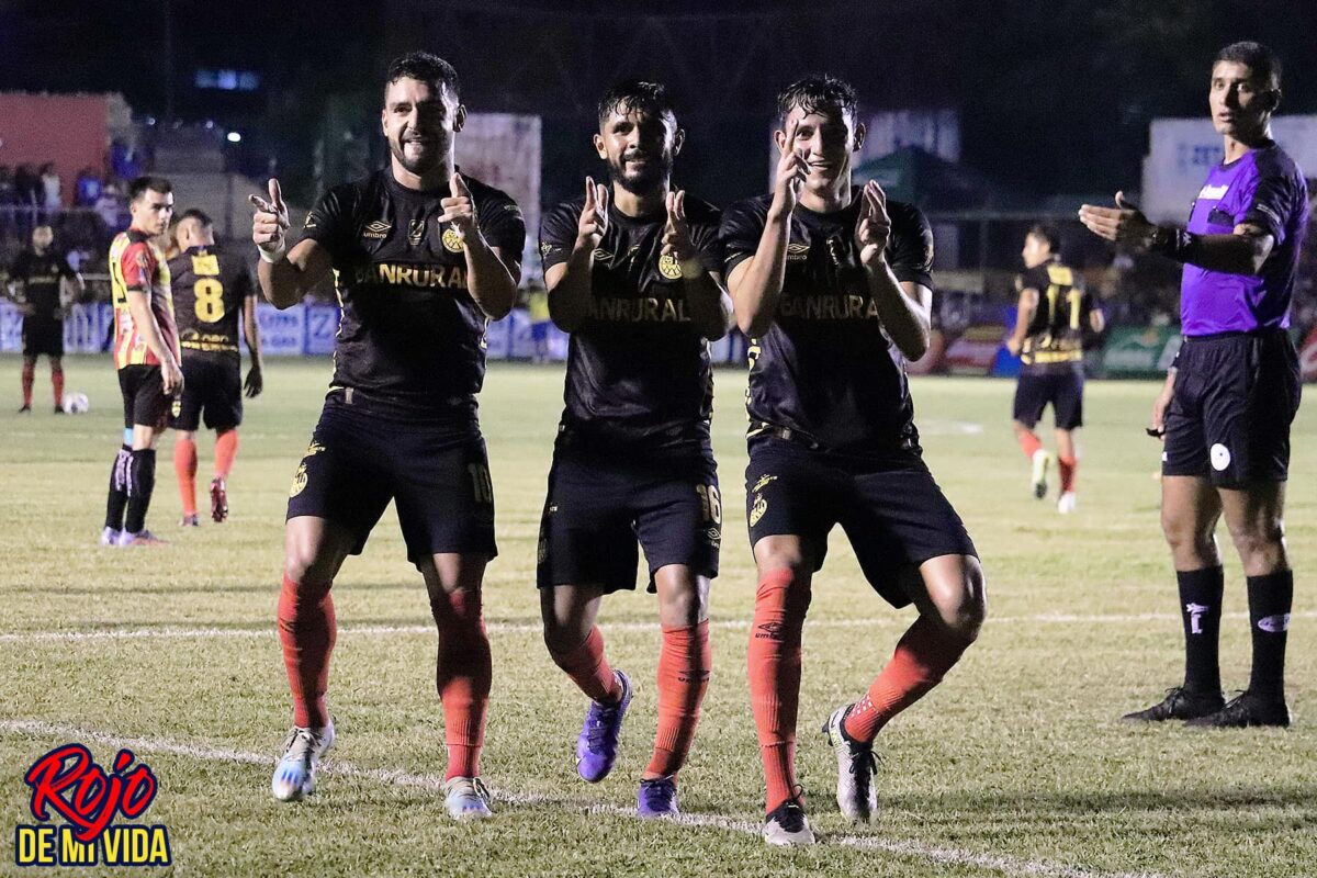 Rotondi, Barrientos y Martinez celebran el gol de la victoria