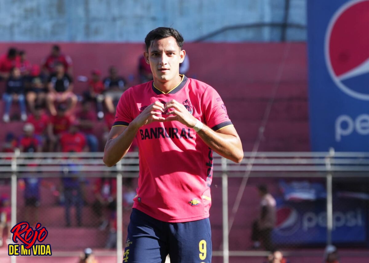 José Martínez festeja el título de goleo