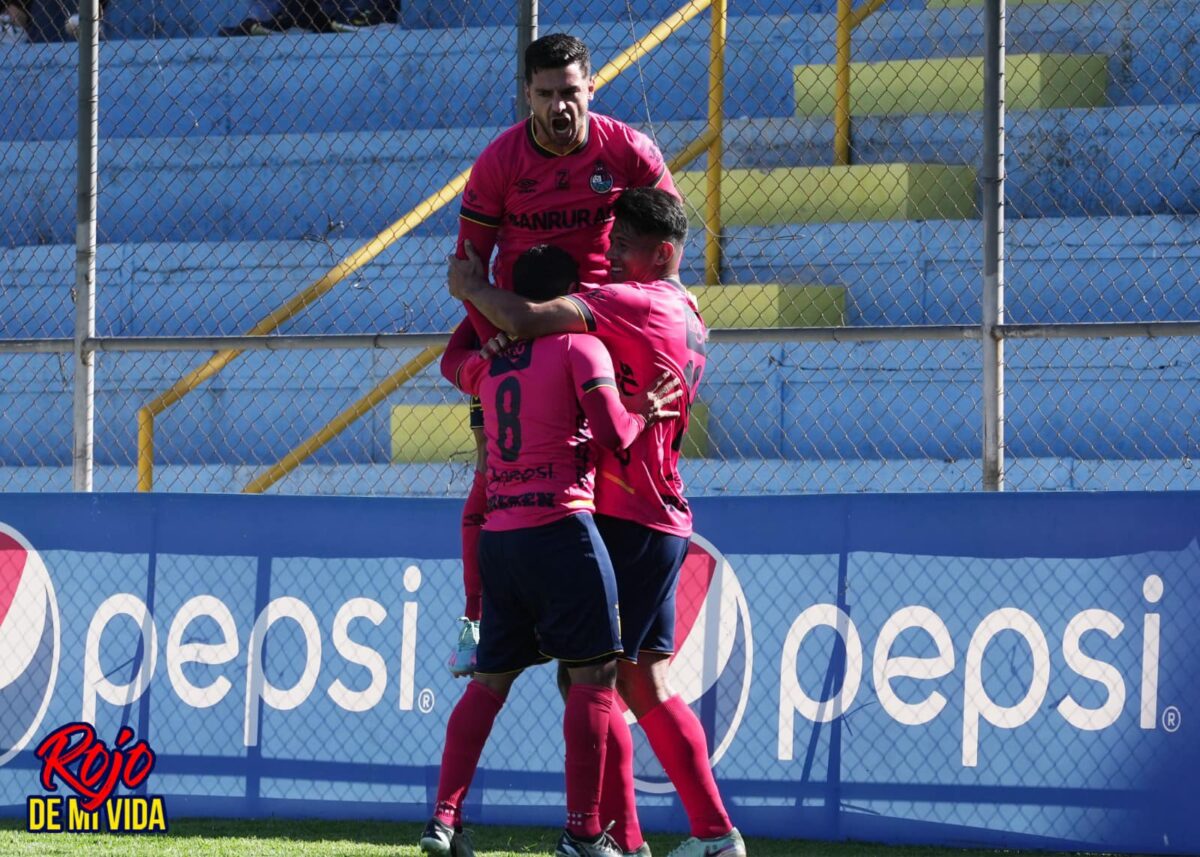 Matías Rotondi celebra su anotación con Alejandro Galindo y Pedro Altan