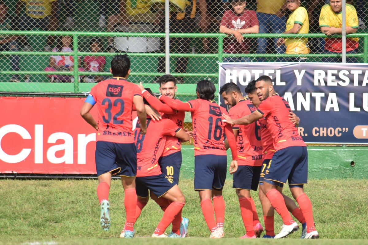 Matías Rotondi celebra la anotación en Guastatoya