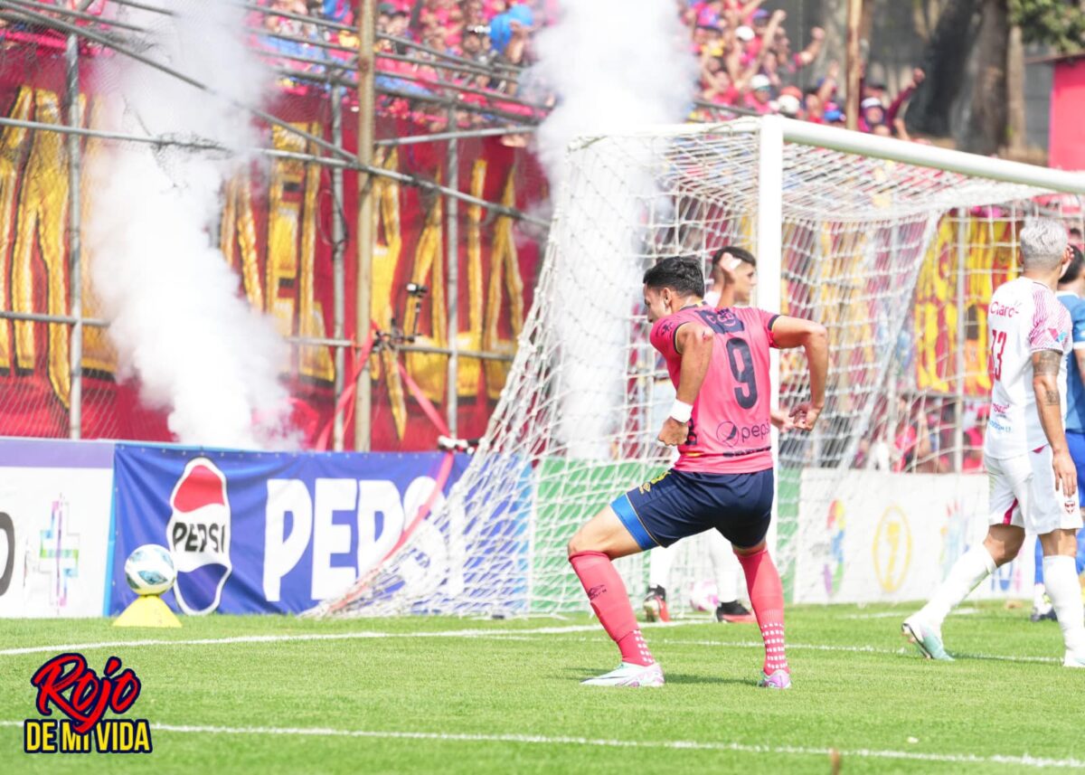 José Martínez celebra una de sus dos anotaciones