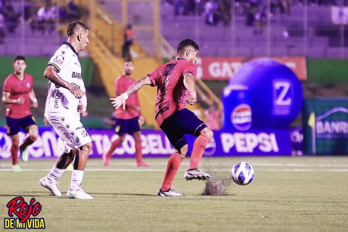 Pedro Altan controla el balón en una acción del clásico 329