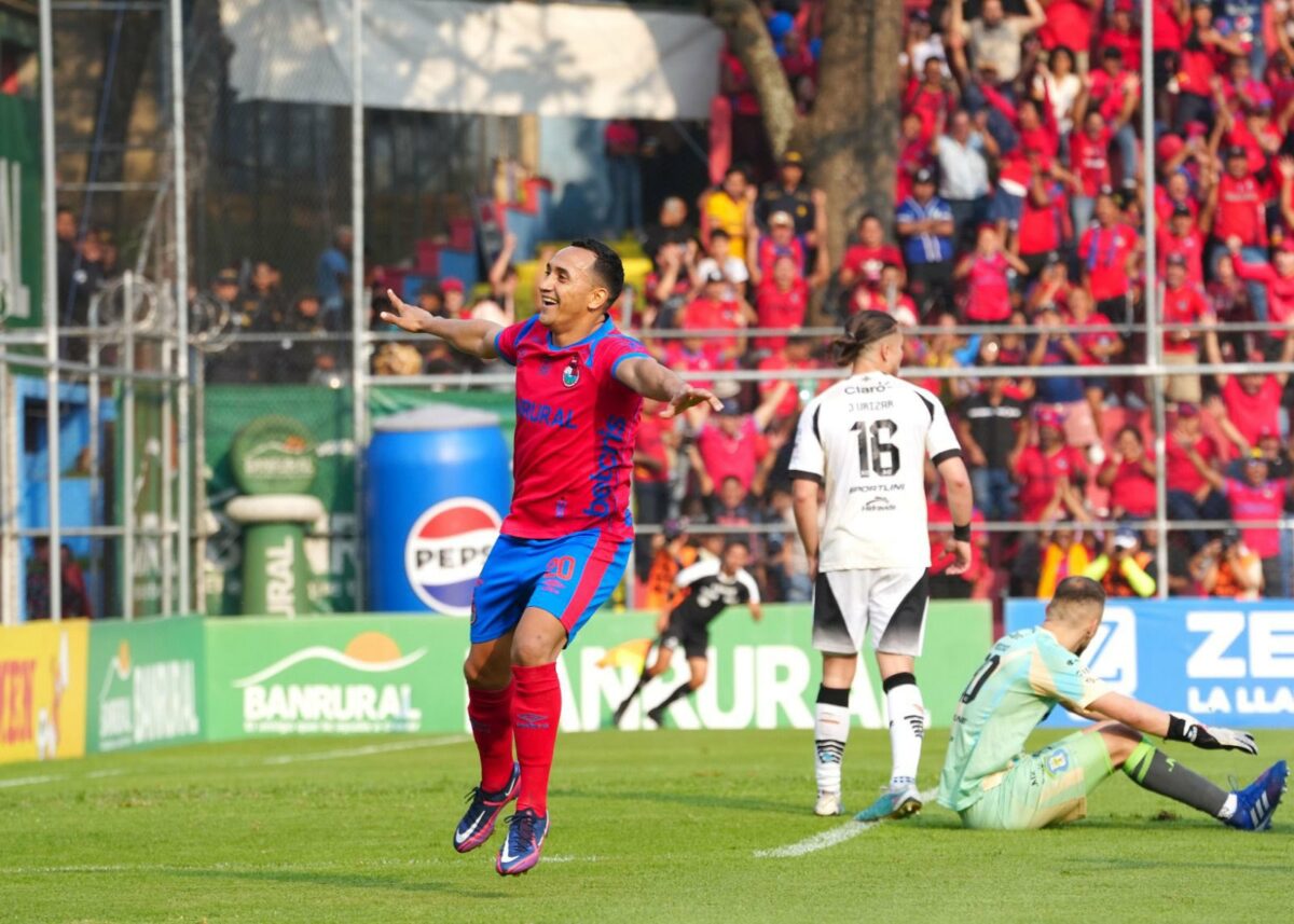 César Archila celebra su primera anotación del partido