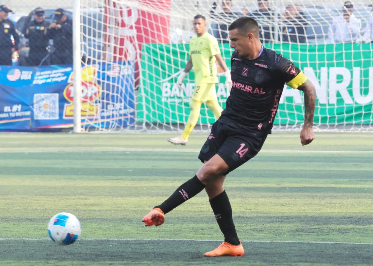 Darwin Torres en una jugada ante Mixco