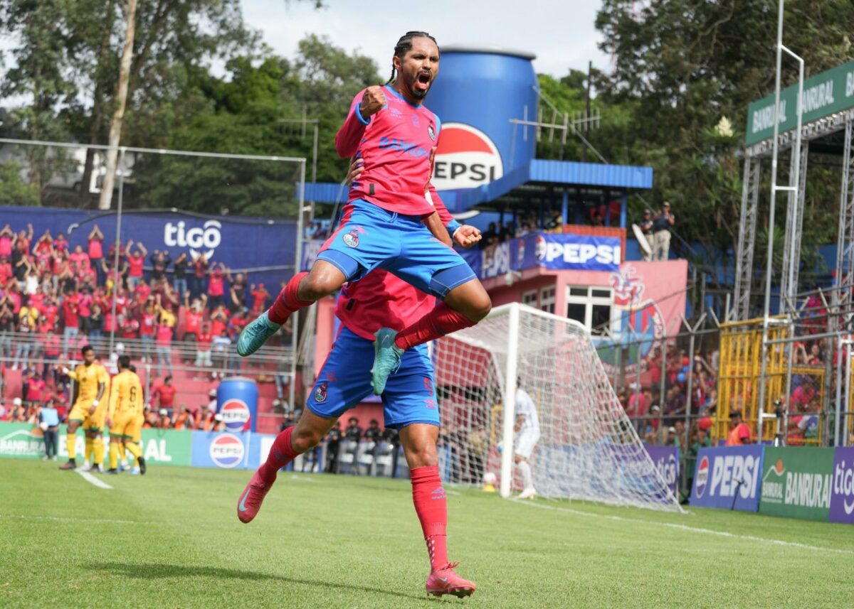 José Morales celebra la anotación de la clasificación