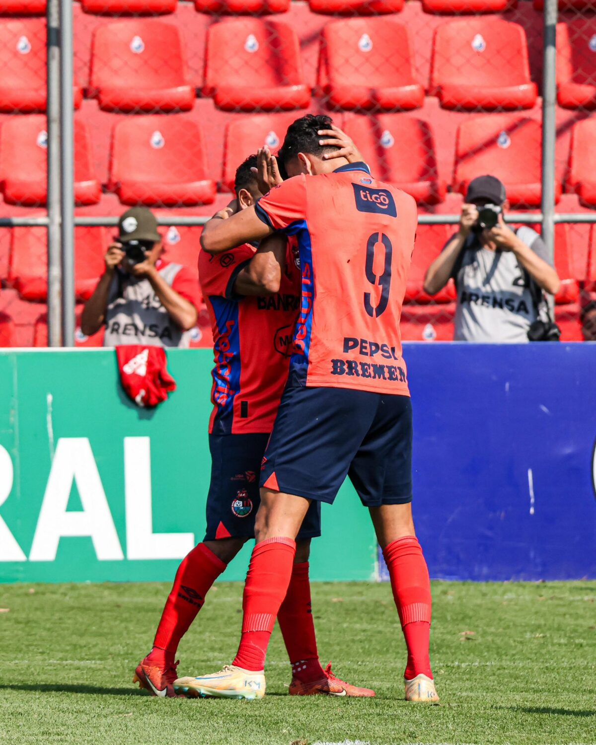 José Martinez celebra su conexión cerebral con Pedro Altan