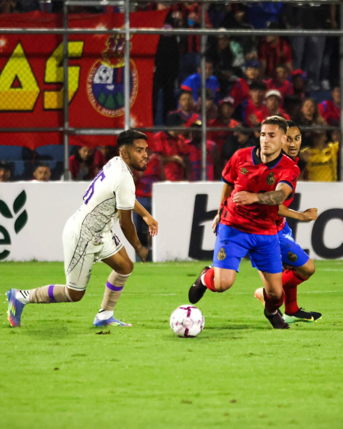 Checa Hérnandez en acción en el debut ante Deportivo Mixco