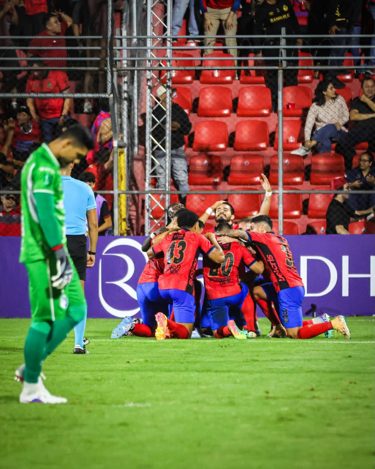 Los jugadores rojos festejan el empate ante Cartagines